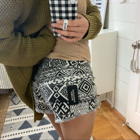 NWT F21 Aztec Print Black White Low Rise Cutoff Jean Denim Shorts 25 - Picture 7 of 9